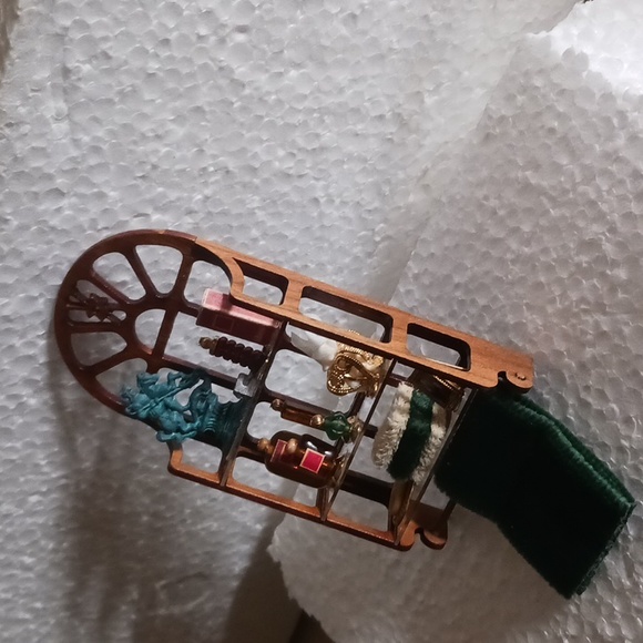 Brooke Tucker dollhouse wall shelf/ accessories - Picture 4 of 4